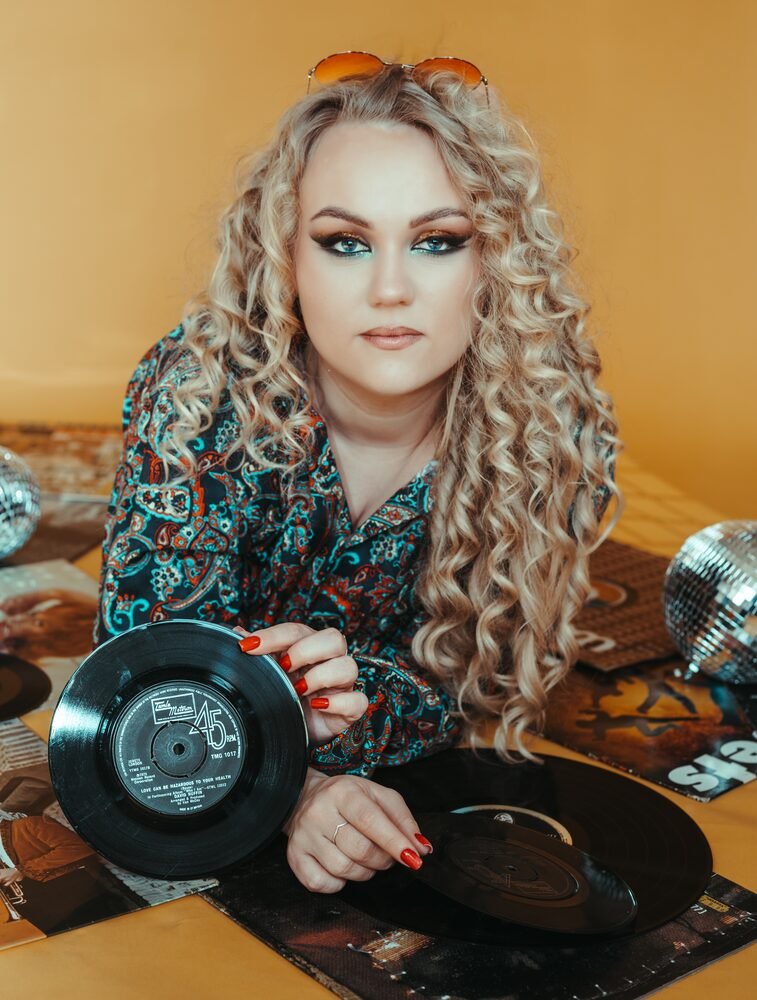 Retro makeup look with curls, styled with vinyl records